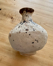 Load image into Gallery viewer, Moon Vase