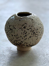 Load image into Gallery viewer, Moon Vase