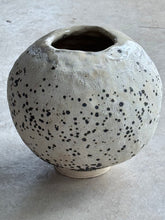 Load image into Gallery viewer, Moon Vase