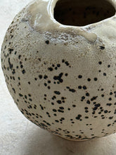 Load image into Gallery viewer, Moon Vase